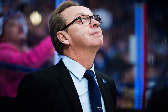 Sveriges förbundskapten Pär Mårts ler när han tittar