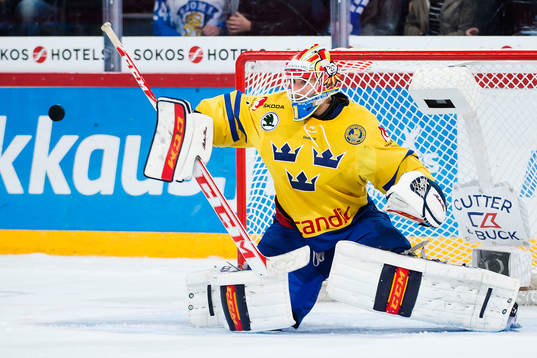 Sveriges målvakt Henrik Karlsson stöter bort pucken