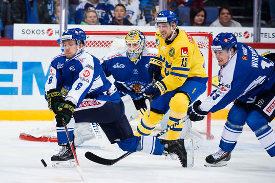 Finlands Tommi Kivistö får kontroll över pucken framför
