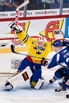 Sveriges målvakt Henrik Karlsson undviker Finlands