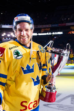 Sveriges Joel Lundqvist tar emot pokalen
