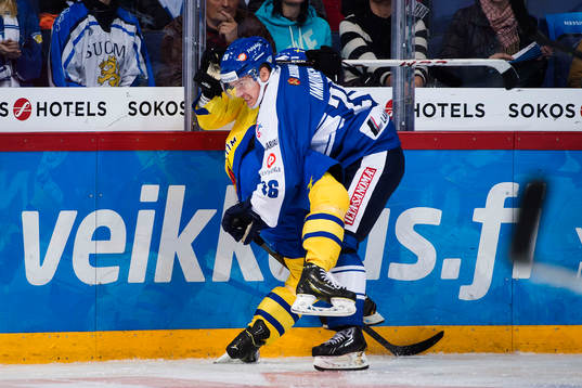 Finlands Jarkko Immonen trycker fast Sveriges Niclas