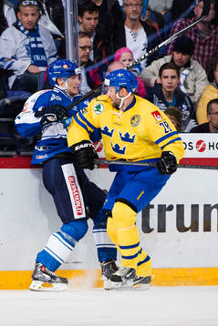 Sveriges Dick Axelsson trycker till Finlands Petteri