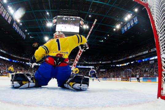 Sveriges målvakt Henrik Karlsson stöter undan en puck