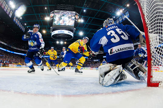 Sveriges Mattias Janmark-Nylén utmanar Finlands målvakt
