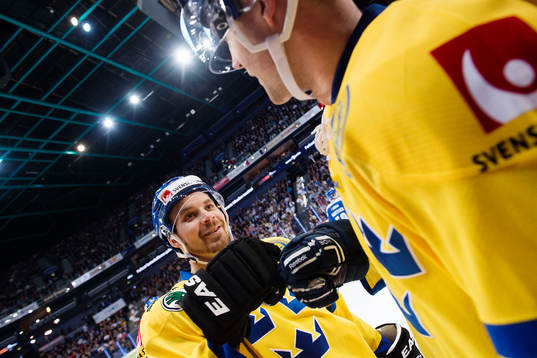 Sveriges Johan Fransson jublar med Patrik Hersley