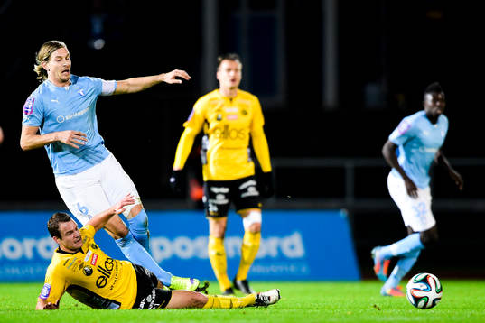 Elfsborgs Henning Hauger kapar Malmö FFs Markus Halsti