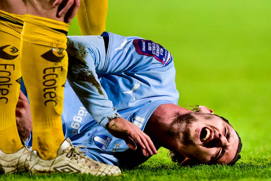 Malmö FFs Agon Mehmeti skriker och har ont