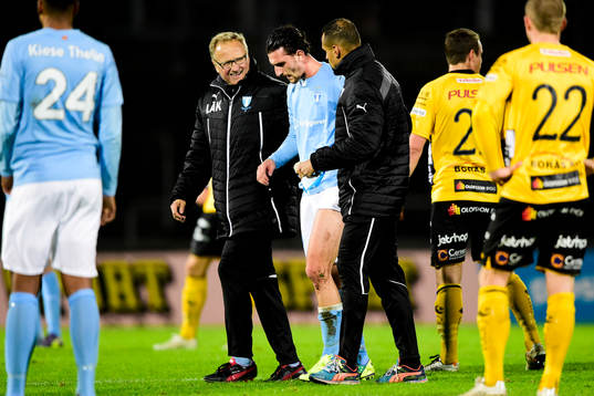 Malmö FFs Agon Mehmeti lämnar planen skadad