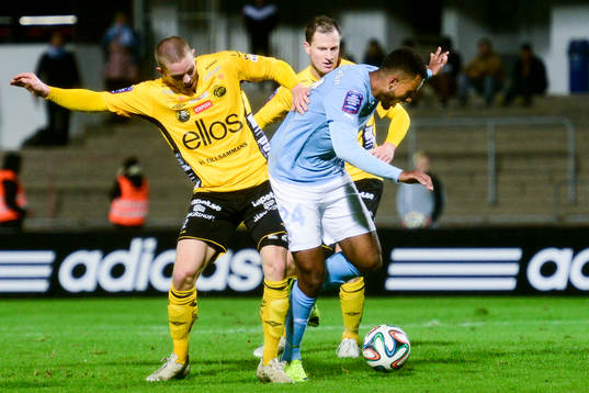 Elfsborgs Anton Lans kapar Malmö FFs Isaac Kiese Thelin i