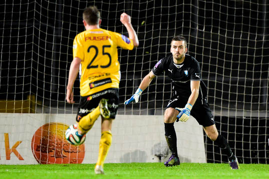 Elfsborgs Marcus Rohdén kommer fri mot Malmö FFs målvakt