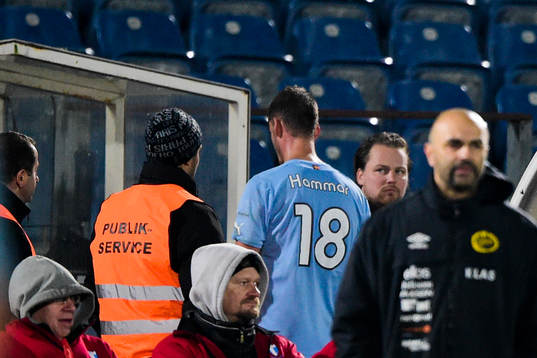 Malmö FFs Johan Hammar lämnar planen