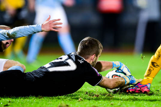 Malmö FFs målvakt Zlatan Azinovic gör en räddning