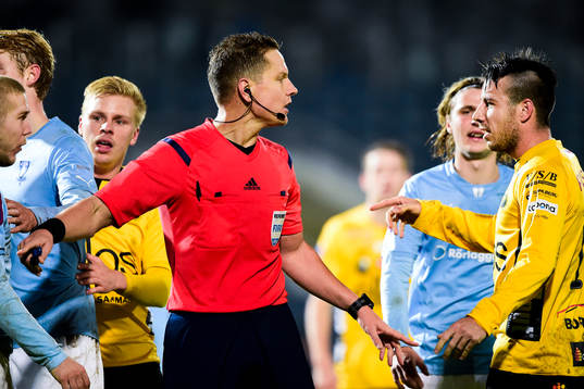 Domare Martin Strömbergsson särar på Malmö FFs Anton