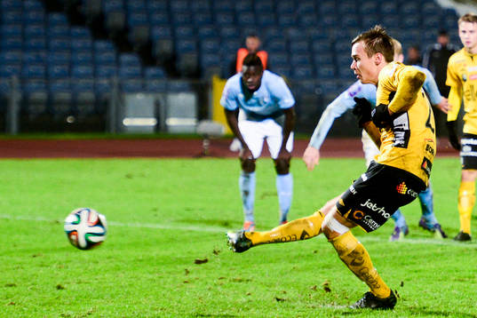 Elfsborgs Viktor Prodell gör 2-2 på straff