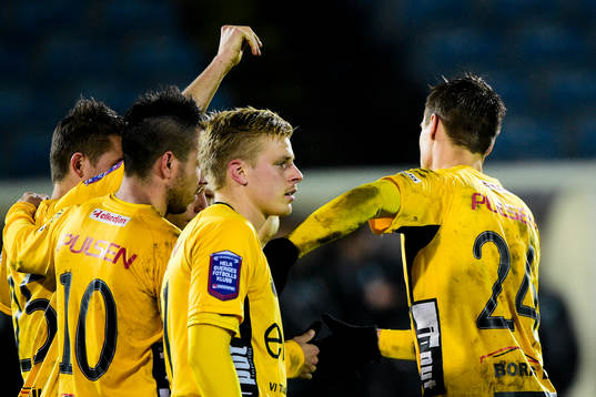Elfsborgs Viktor Prodell kramas om