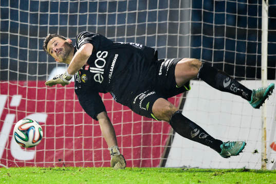 Elfsborgs målvakt Kevin Stuhr Ellegaard räddar en straff