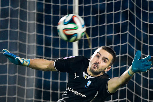 Malmö FFs målvakt Zlatan Azinovic räddar en straff