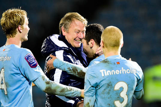 Malmö FFs tränare Åge Hareide kramar om Erdal Rakip som