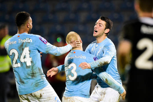 Malmö FFs Erdal Rakip (th) satte avgörande straffen och