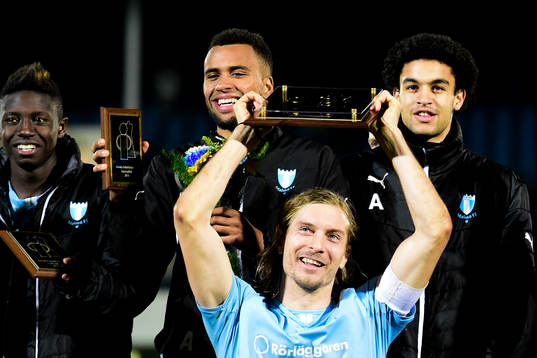 Malmö FFs Markus Halsti jublar med plaketten