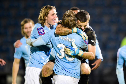 Malmö FFs Emil Forsberg kramas med målvakt Zlatan Azinovic