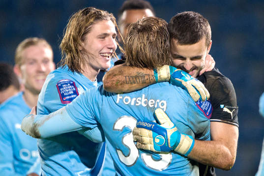 Malmö FFs Emil Forsberg och Pawel Cibicki kramar om