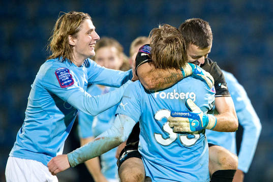 Malmö FFs Emil Forsberg och Pawel Cibicki kramar om