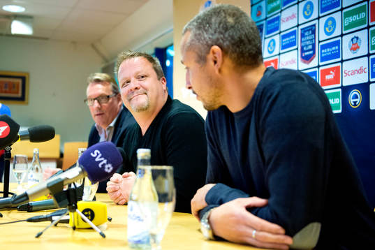 Roar Hansen tittar mot Henrik Larsson