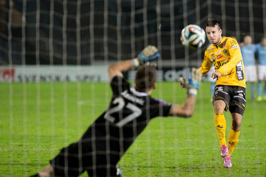 Elfsborgs Adam Lundqvist skjuter en straff mot Malmö FFs