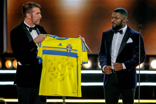Yanick Djouzi Manzizila fick en tröja för att han gjort