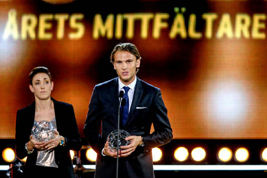 Årets mittfältare, dam tilldelades Caroline Seger,
