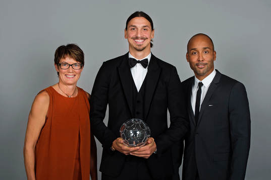 Zlatan Ibrahimovic årets forward med utdelare Lena