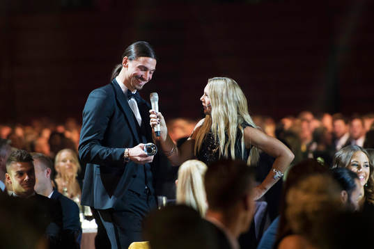 Zlatan Ibrahimovic får en tuta i present av Anna Brolin