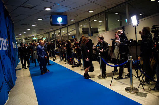 Fotografer och journalister på blåa mattan