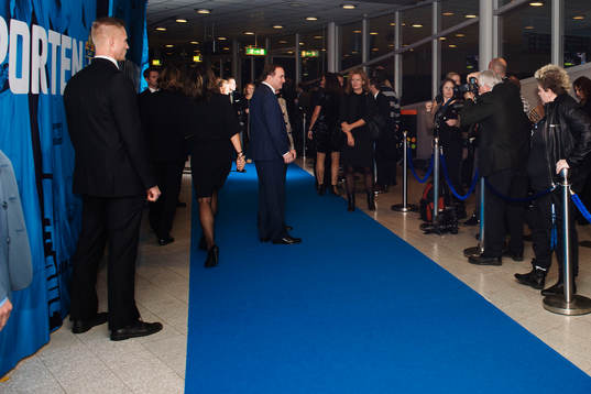 Stefan Löfvén blir fotograferad