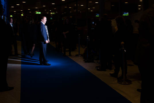 Stefan Löfvén blir fotograferad
