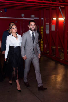 Jimmy Durmaz med sällskap anländer