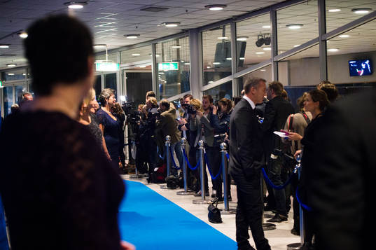 Fotografer och journalister på blåa mattan