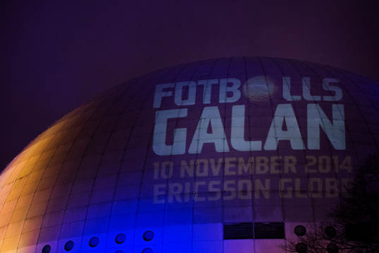 Fotbollsgalan projiceras på globen