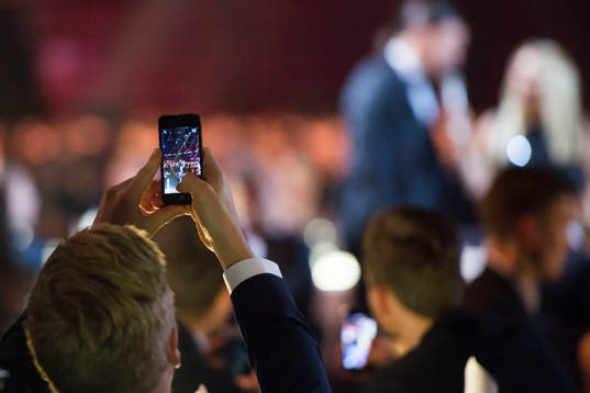En gäst tar en bild med sin telefon