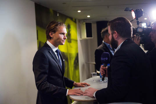 Albin Ekdal grinar illa