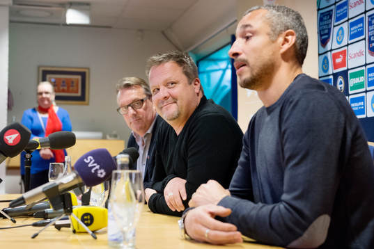 Roar Hansen tittar på Henrik Larsson som