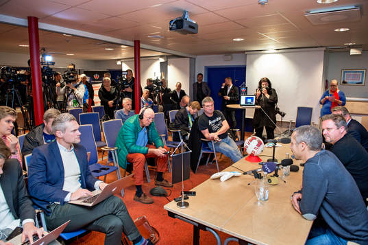 Mycket media på plats när Henrik Larsson