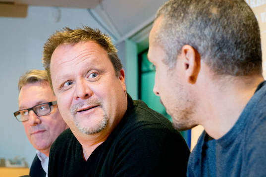 Roar Hansen tittar på Henrik Larsson som