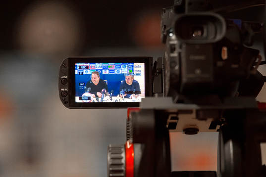 Roar Hansen och Henrik Larsson sett genom en videokamera