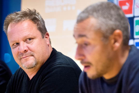 Roar Hansen tittar på Henrik Larsson som