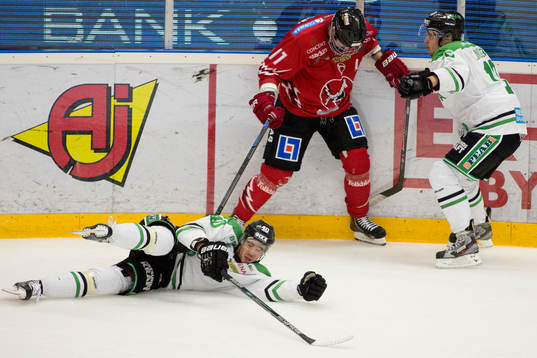 Rögles Viktor Lindgren och Vita Hästens Juha Uotila och