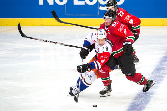 Frölundas Artturi Lehkonen tacklar Tapparas Tuukka Mantyla