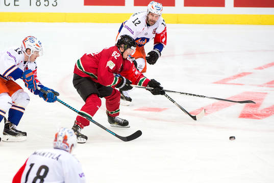 Frölundas Artturi Lehkonen åker ifrån Tapparas Otto